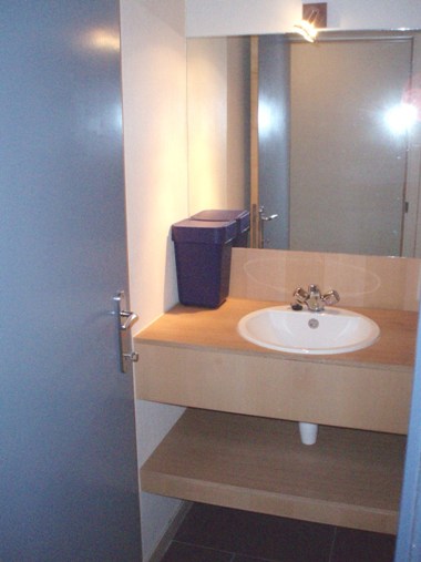 belgische_kust_zeedijk_wenduine_te_huur_kinder_slaapkamer_lavabo_1