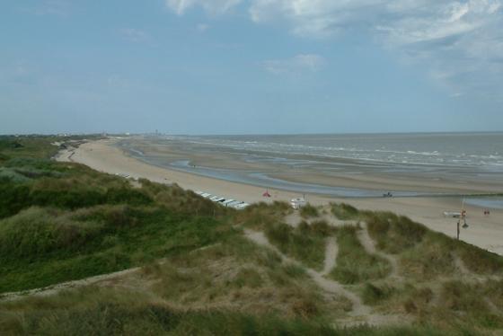 wandelen op het strand te Wenduine
