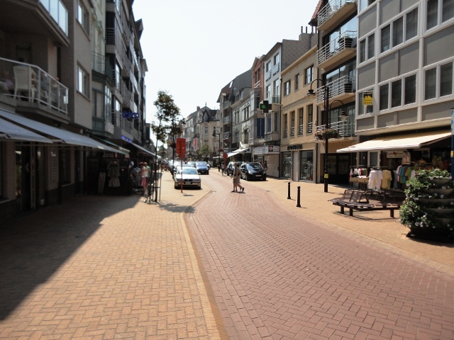 de winkelstraat in Wenduine