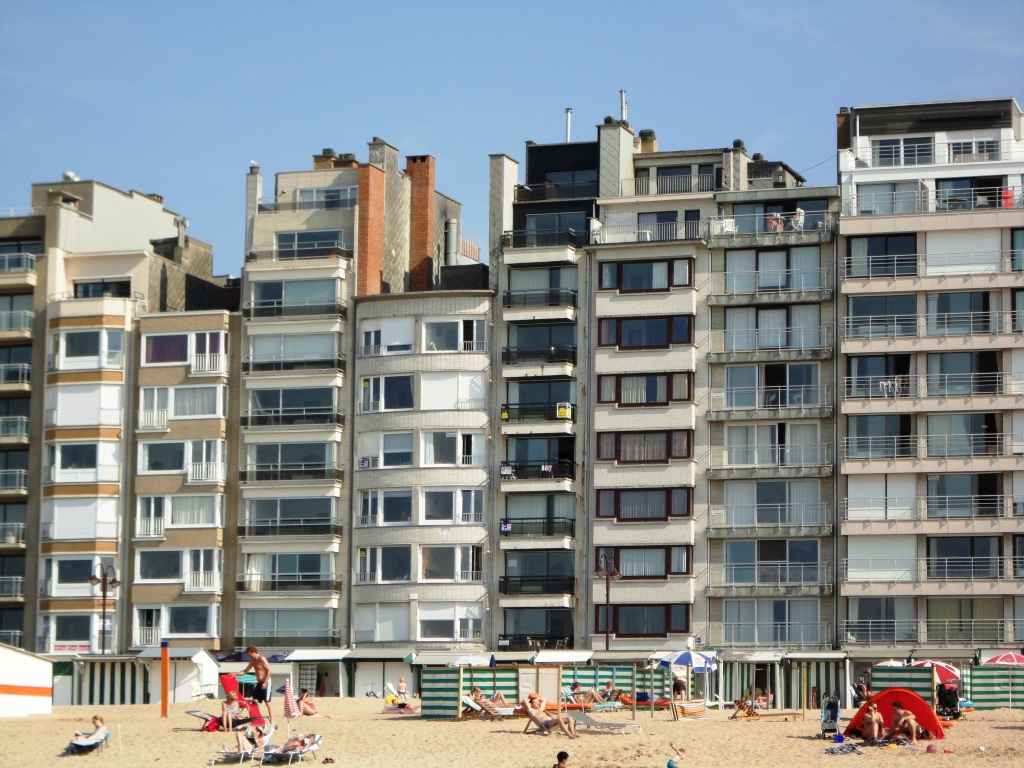 spelen, zonnen of relaxen op het strand te Wenduine